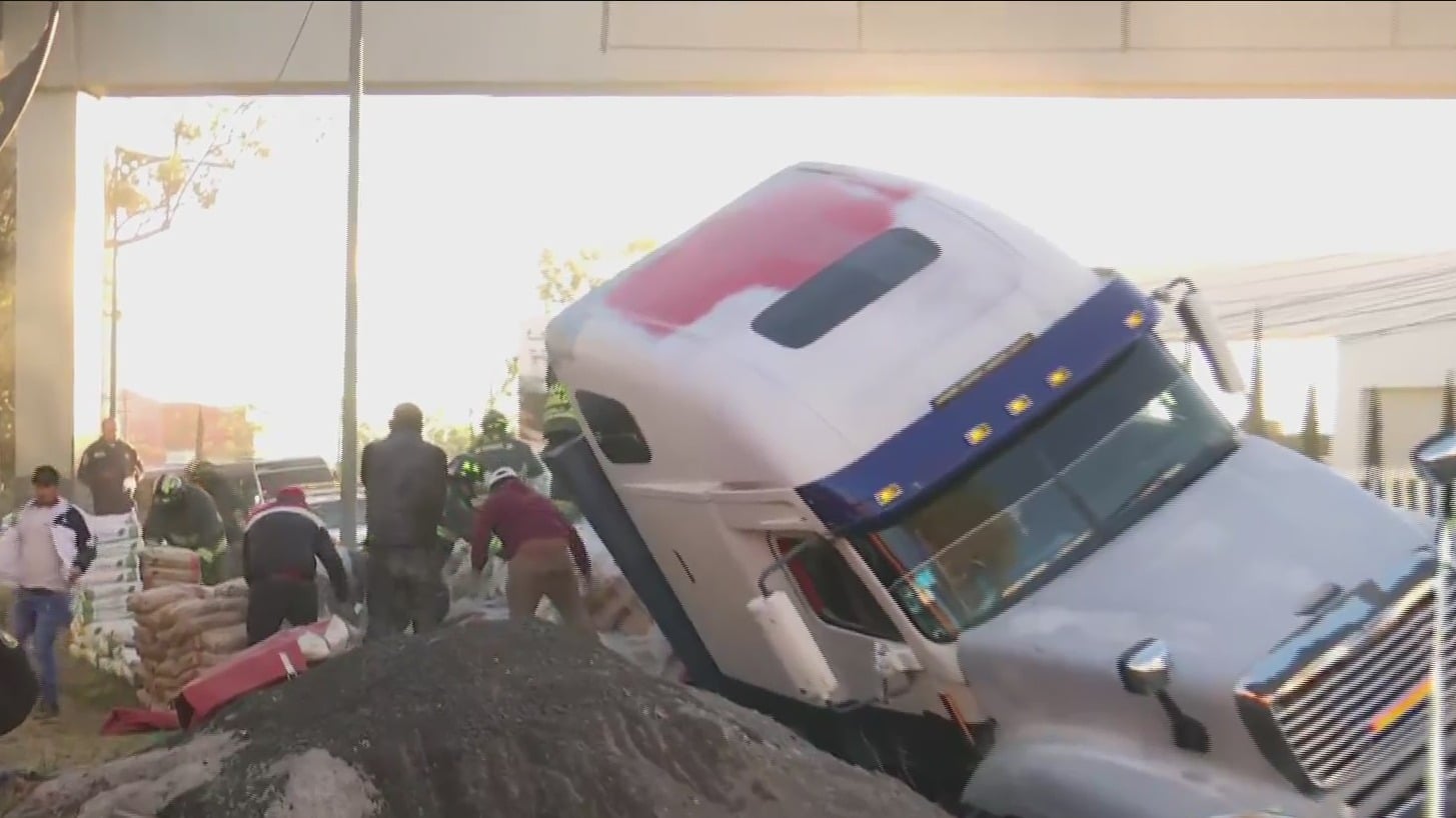 trailer con cemento cae zanja en carretera federal mexico toluca