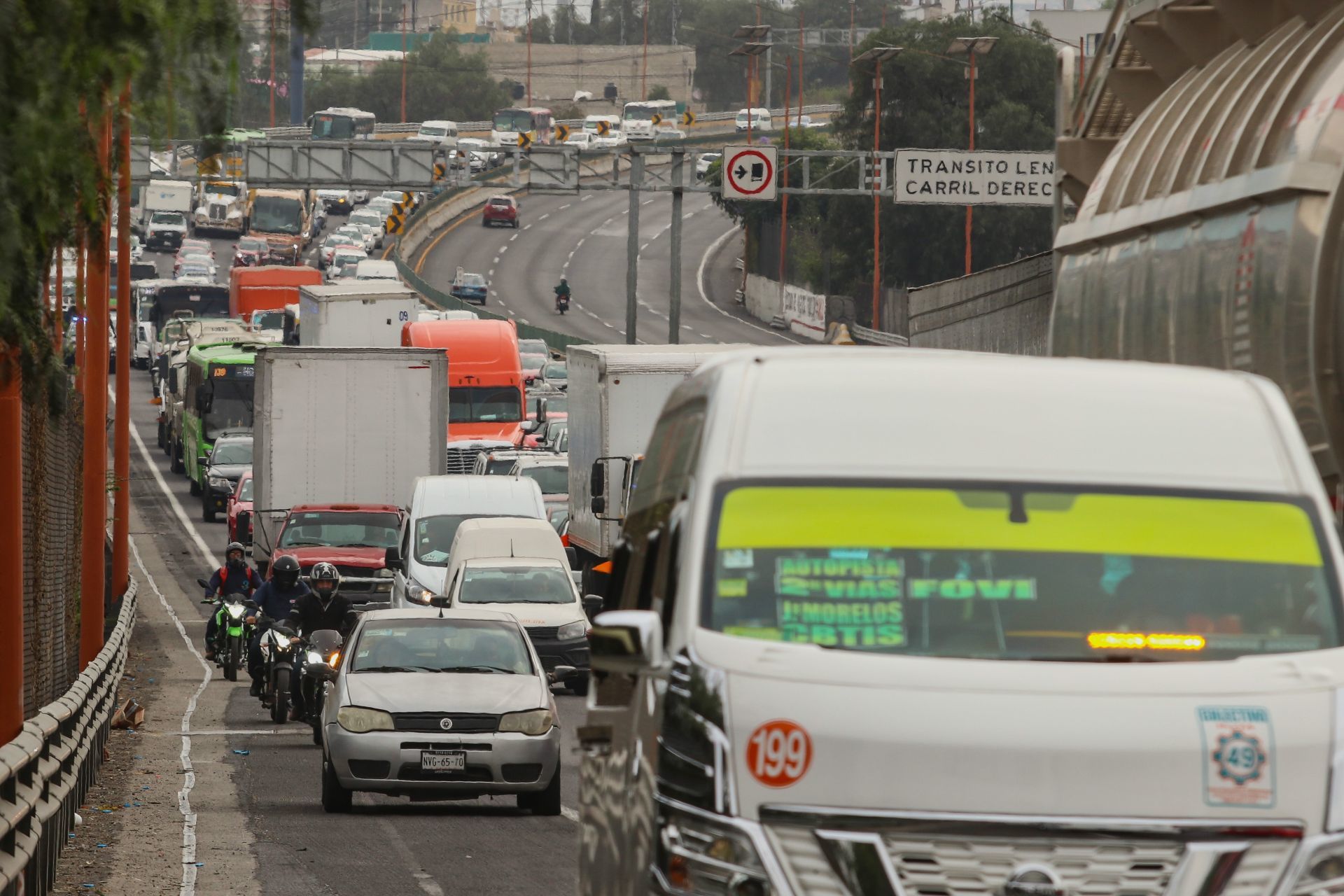 Integrantes de la AMOTAC realizaron un bloqueo parcial en la Autopista México-Pachuca a la altura de la caseta San Cristóbal (Cuartoscuro)