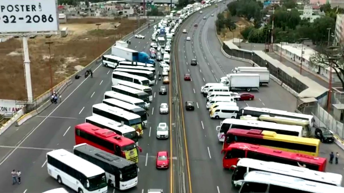 transportistas cierran un carril mas de la autopista mexico pachuca