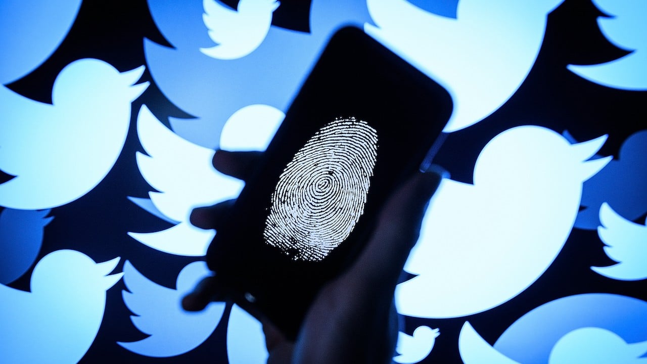 Teléfono móvil y logotipo de la red social Twitter (Getty Images)
