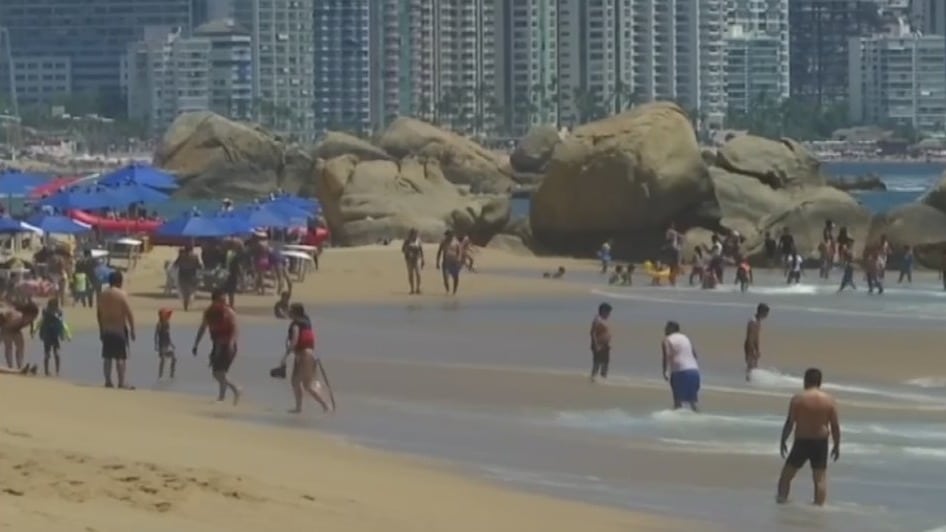 turistas disfrutan de playas este fin de semana largo