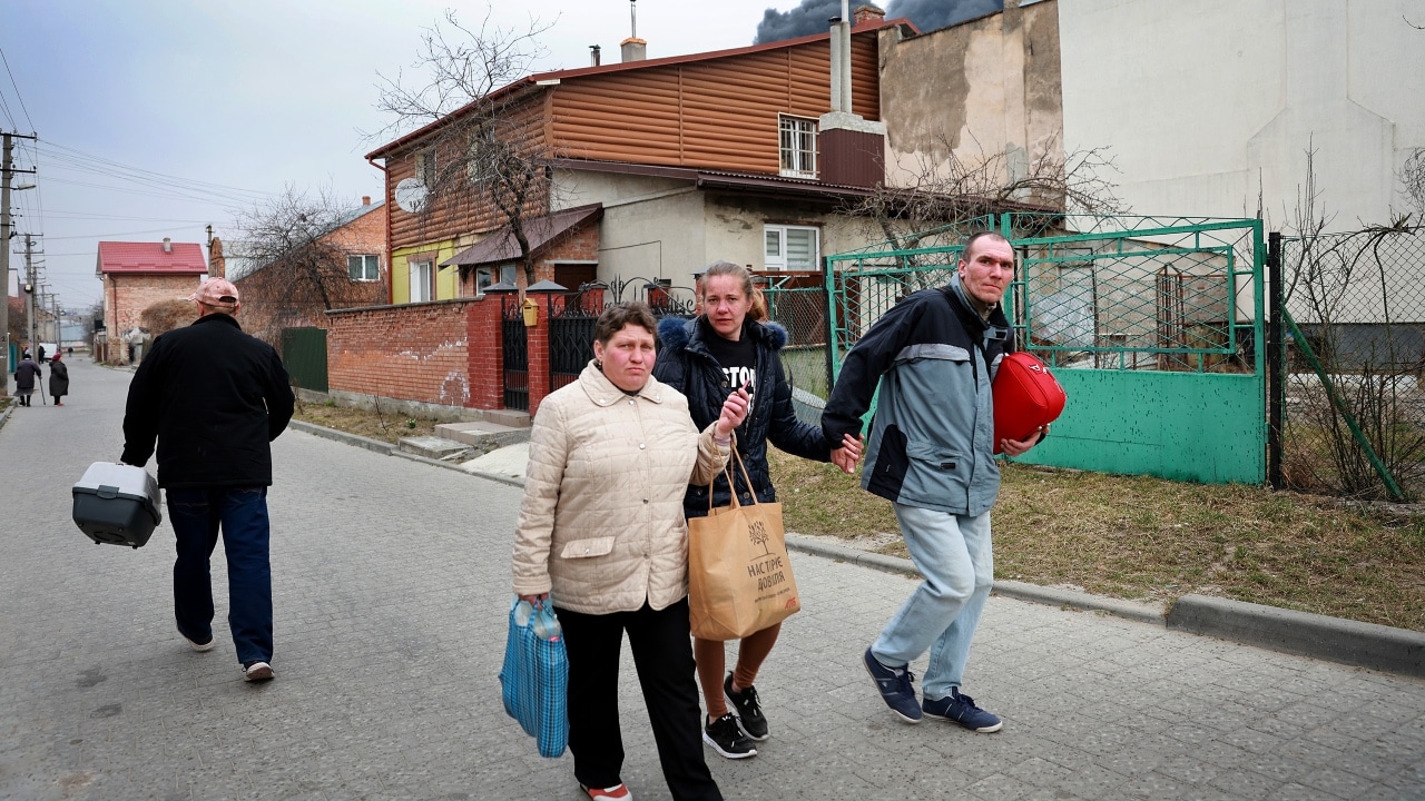 Una familia ucraniana escapa de la invasión de Rusia. Fuente: AP.