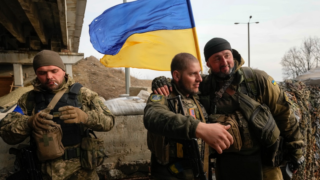 Soldados ucranianos conversan cerca de Kharkiv, Ucrania