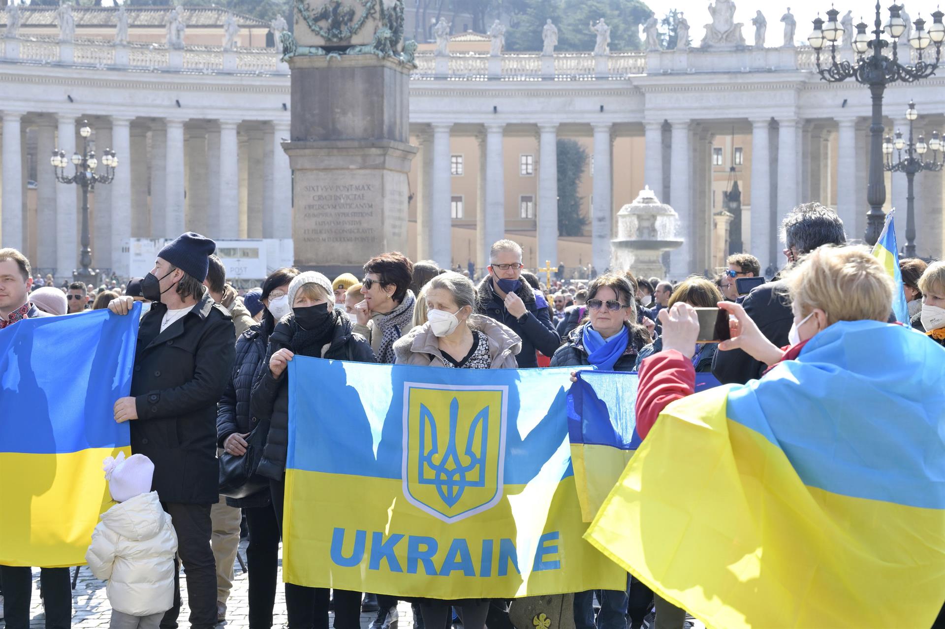 Ucranianos asisten la Plaza de San Pedro a escuchar el Ángelus del papa Francisco