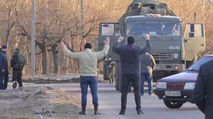 ucranianos bloquean paso de convoy ruso