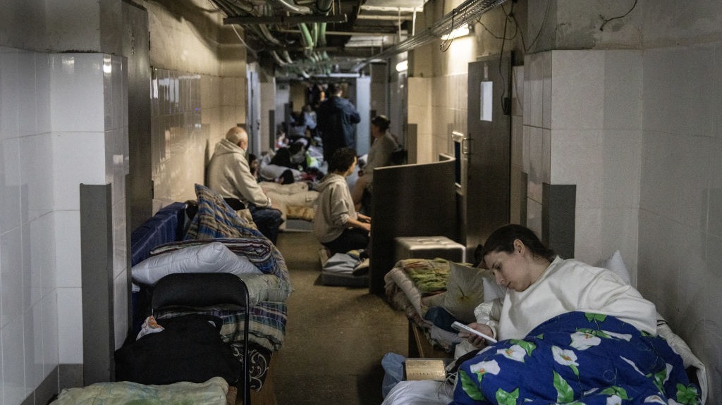 ucranianos enfermos convierten sotanos de los hospitales en refugios antiaereos