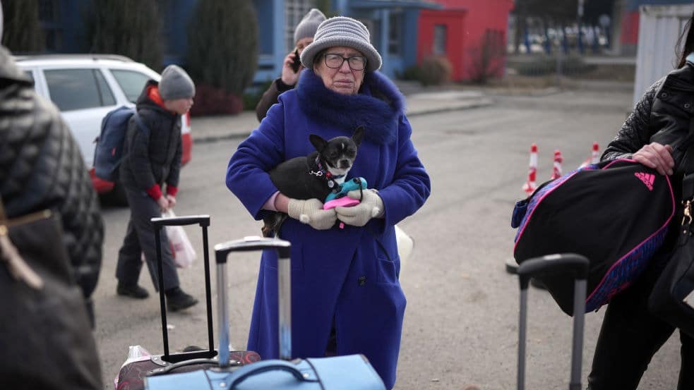 ucranianos huyen de la invasion rusa acompanados de sus mascotas
