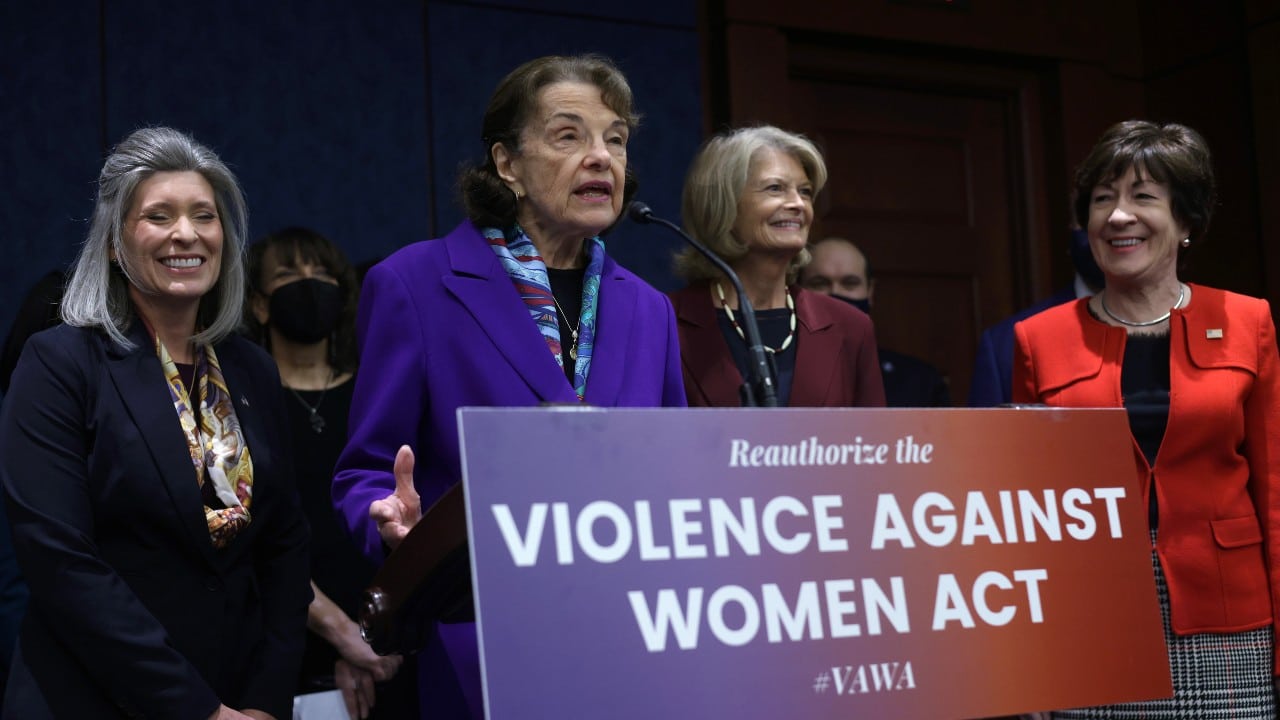La senadora estadounidense Dianne Feinstein habla de la Ley de Violencia contra la Mujer (VAWA, por sus siglas en inglés) (Getty Images)