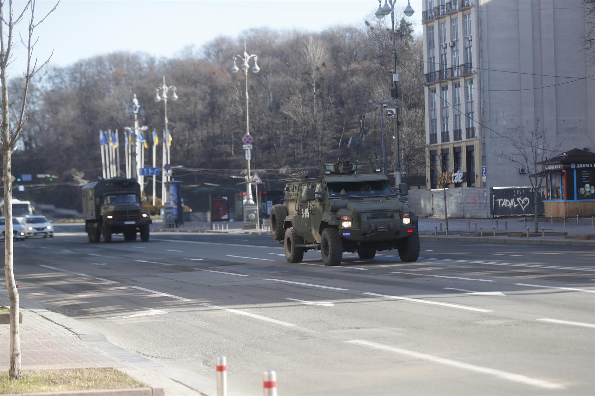 vehiculos blindados ucranianos transitan en kiev
