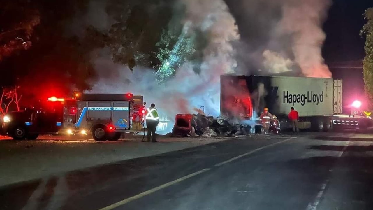 Fotografía que muestra una quema de vehículos de carga en Tamazula, Jalisco