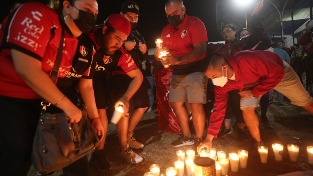 Aficionados del Atlas encendieron veladoras afuera del estadio Jalisco tras la violencia en el partido Querétaro vs Atlas