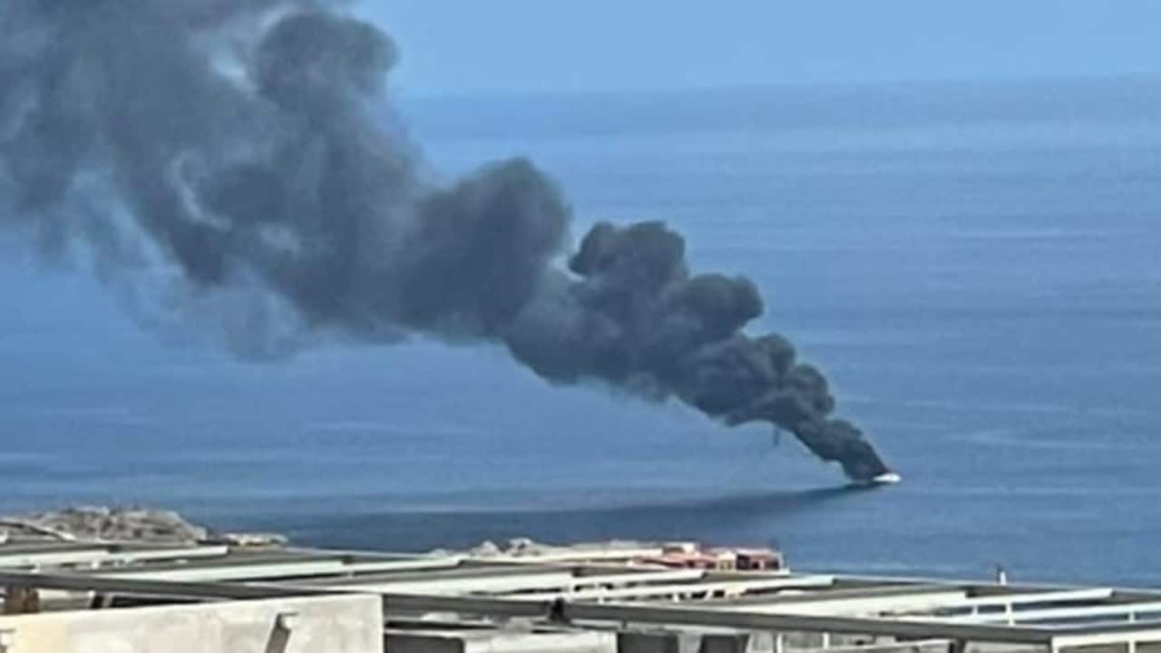 Velero se incendia en Los Cabos, Baja California Sur.