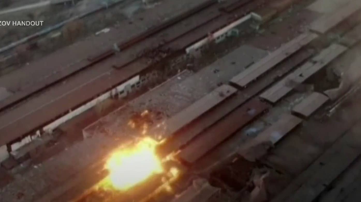 video capta ataque ruso en complejo industrial de mariupol