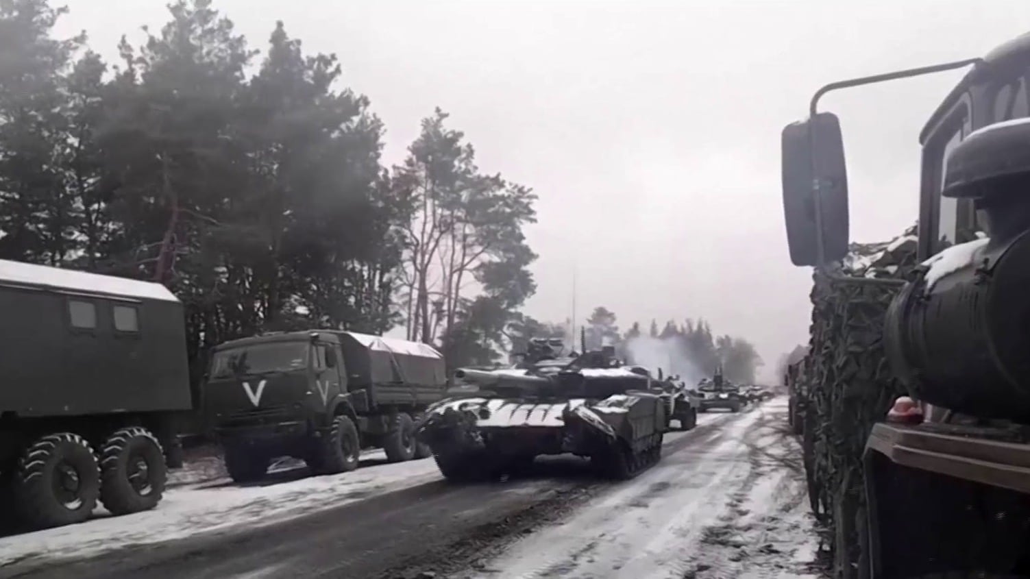 video muestra tanques rusos circulando en carreteras de kiev ucrania