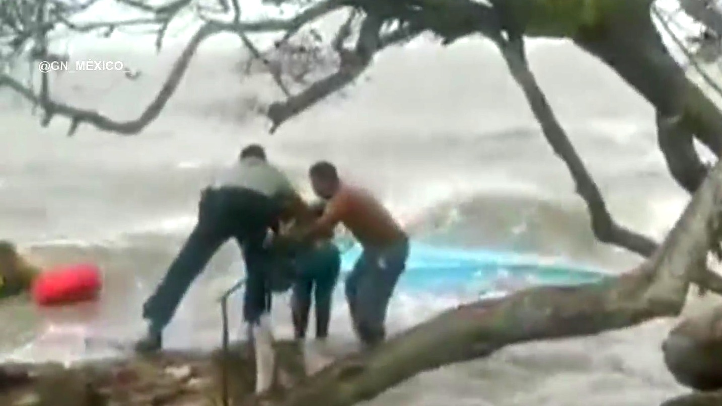 video rescatan a personas que naufragaron en campeche