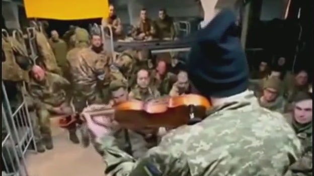 video soldado ucraniano toca himno con su violin