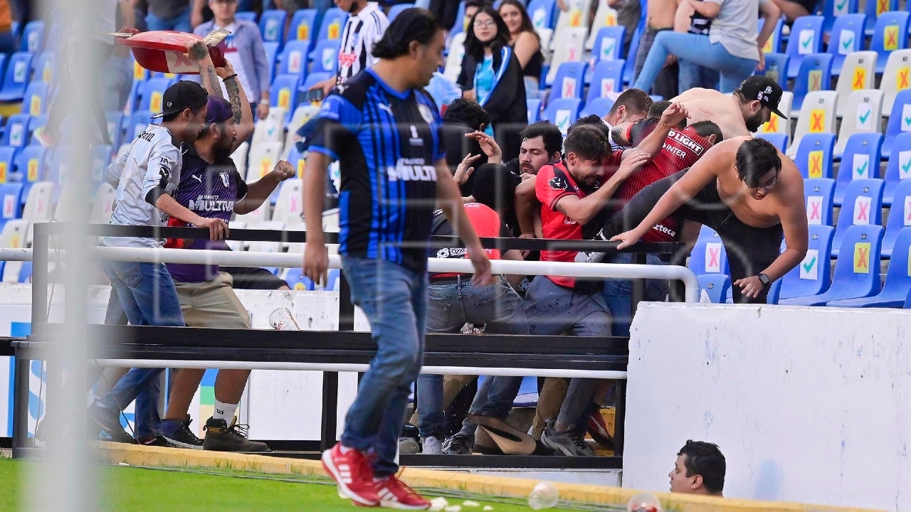 Aficionados del Querétaro y aficionados del Atlas se agarraron a golpes en el Estadio Corregidora