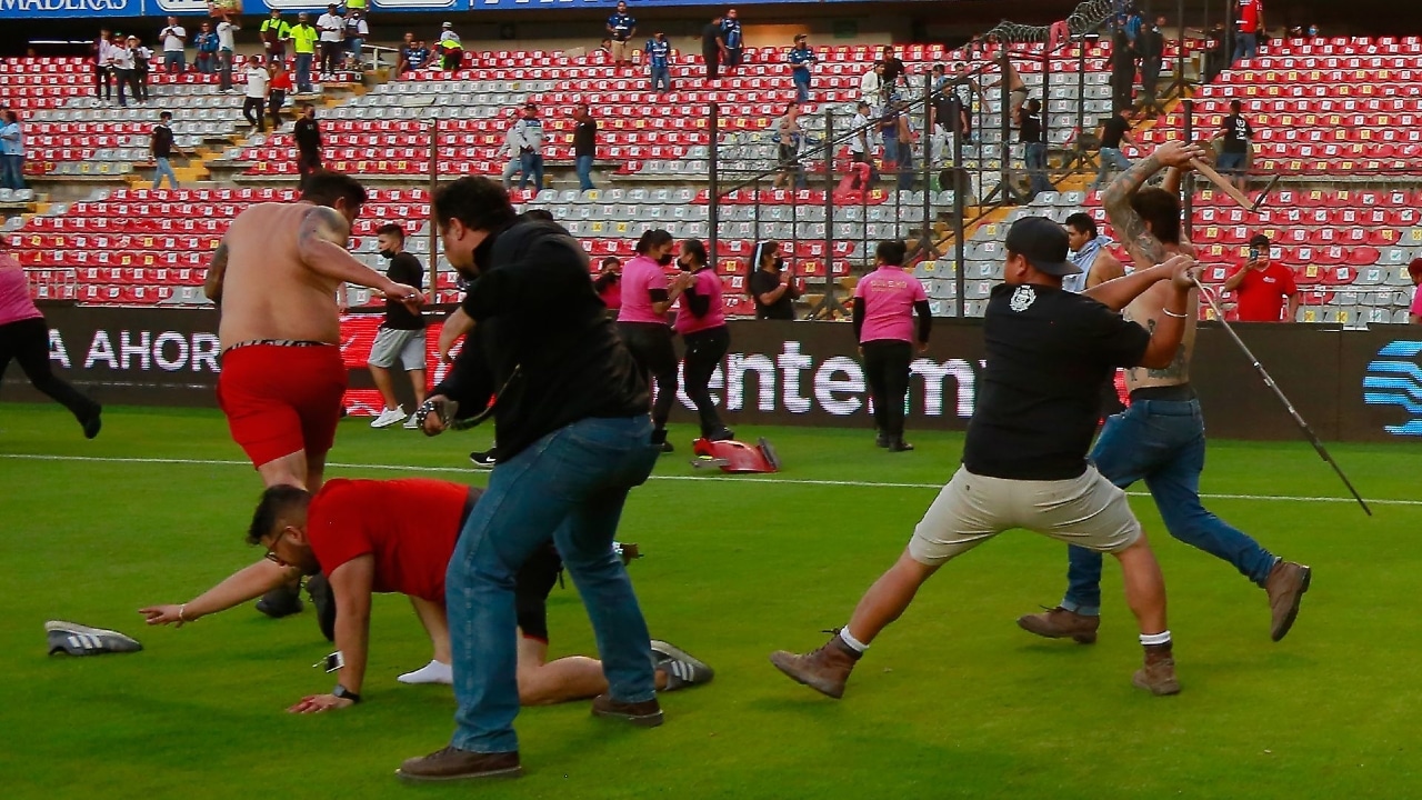 Se desata pelea entre aficionados del Querétaro y del Atlas en el estadio La Corregidora. Fuente: Cuartoscuro