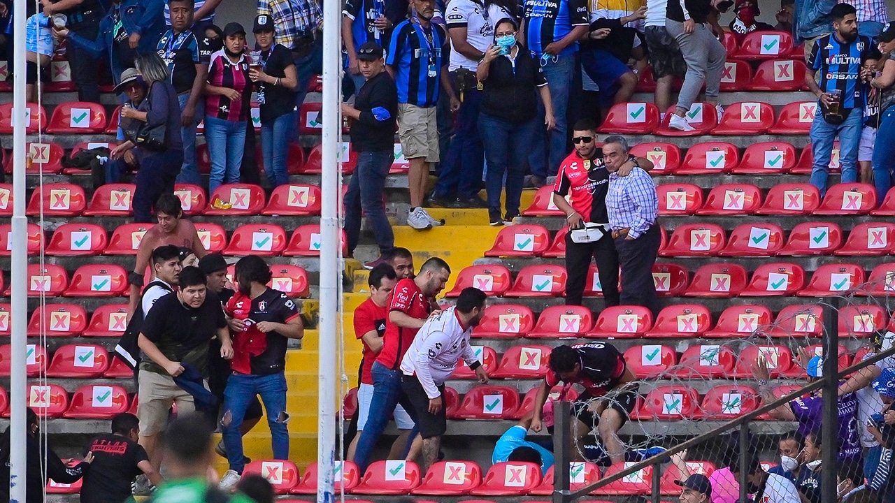 Aficionados de Querétaro y Atlas se agarraron a golpes en el estadio La Corregidora