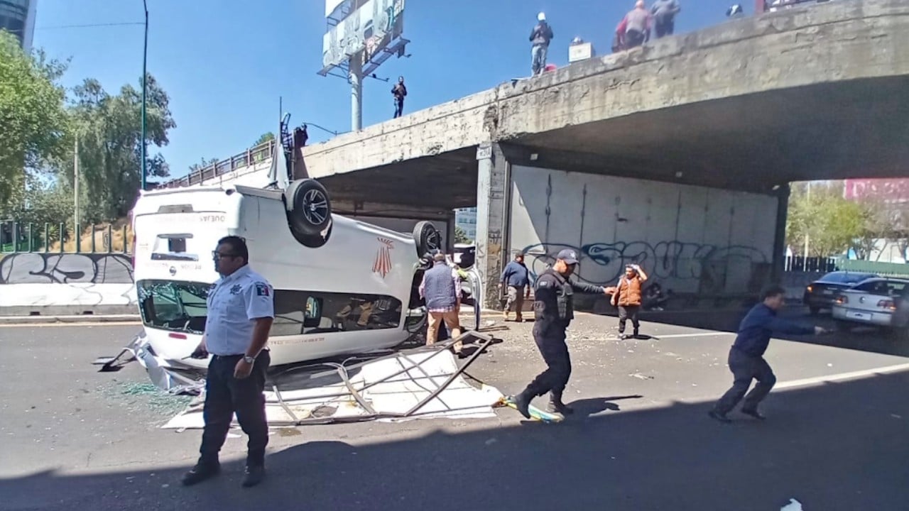 Bomberos y paramédicos de protección civil atienden la caída de una camioneta de transporte público en el Periférico (Facebook: Gobierno de Tlalnepantla de Baz)