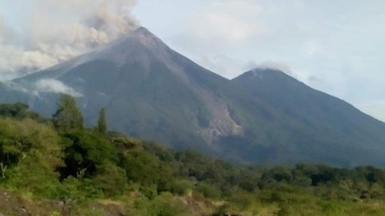 Evacuan comunidad ubicada en las faldas del volcán de Fuego en Guatemala