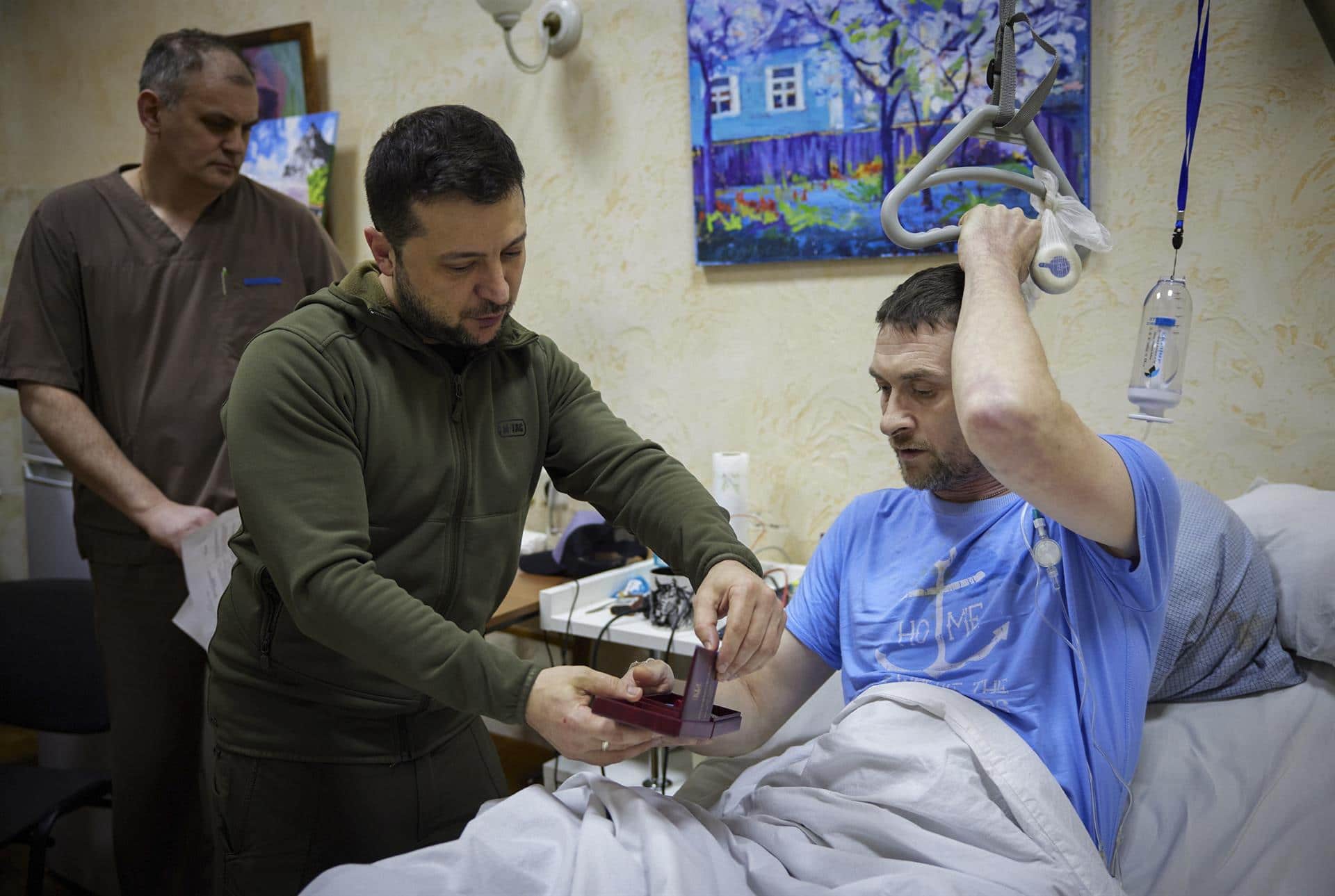 Zelenski visita a soldados ucranianos heridos en hospital
