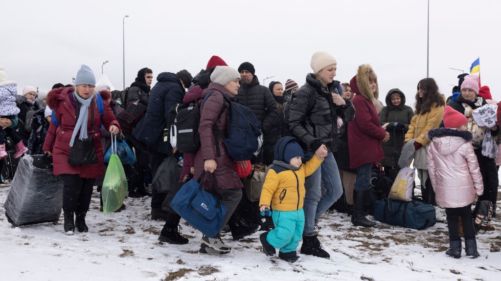 voluntarios ayudan a agilizar la llegada de refugiados ucranianos