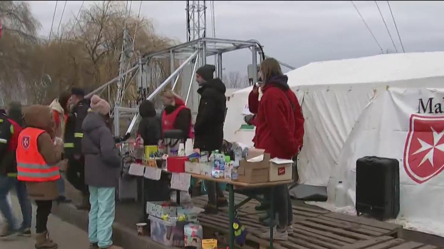 voluntarios de diferentes paises ayudan a refugiados que huyen de invasion rusa