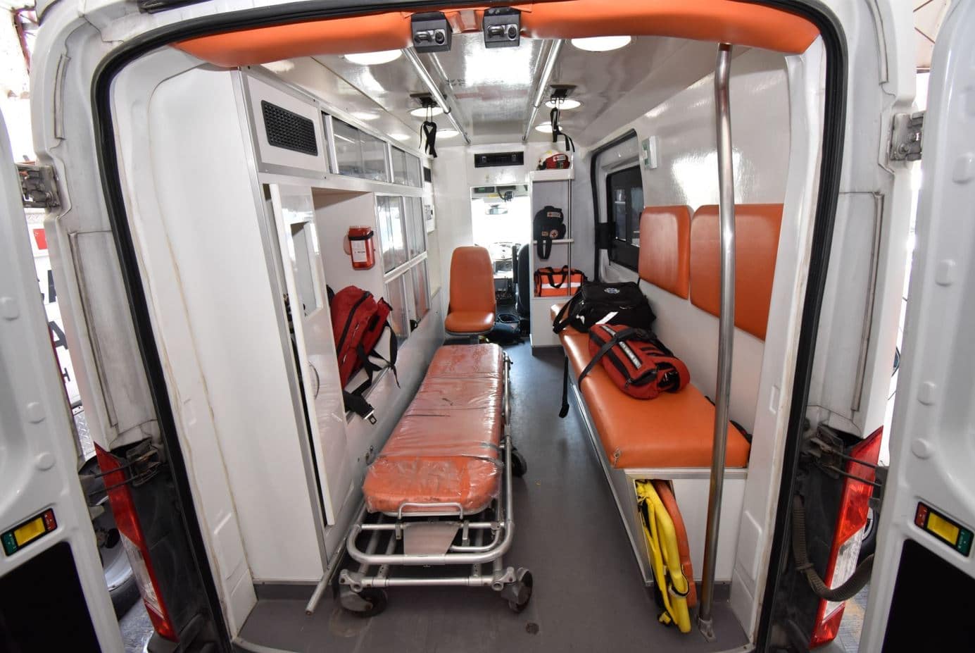 vuelca ambulancia con paciente en guerrero tras esquivar vacas