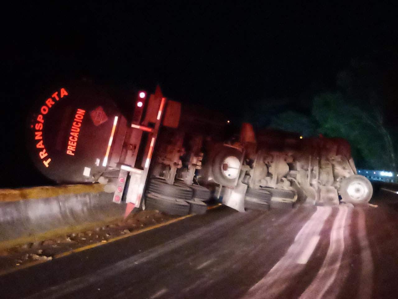 Vuelca pipa en la autopista Mexico-Cuernavaca; cierran la circulación en ambos sentidos