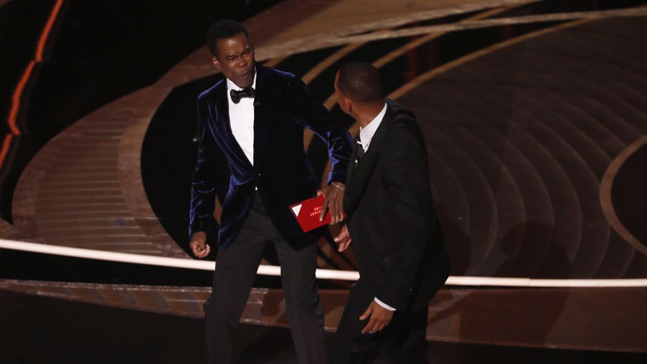 Will Smith pide disculpa a Chris Rock por golpe en los premios Oscar 2022