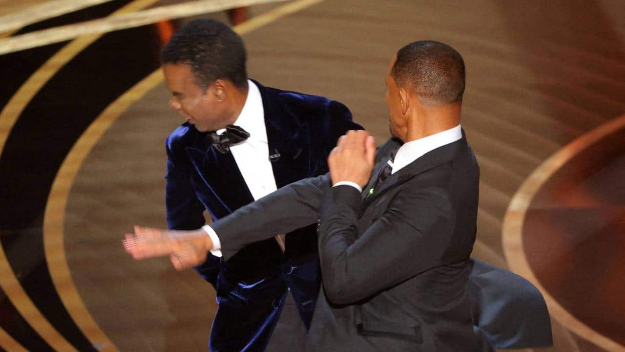 Will Smith golpea a Chris Rock tras hacer una broma sobre su esposa en los premios Oscar.
