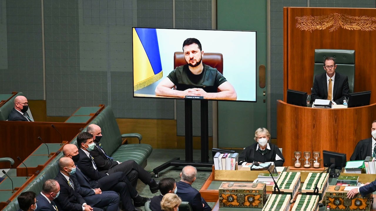 El presidente ucraniano Volodimir Zelenski se dirige al parlamento federal australiano en un enlace de video el 31 de marzo de 2022 (Getty Images)