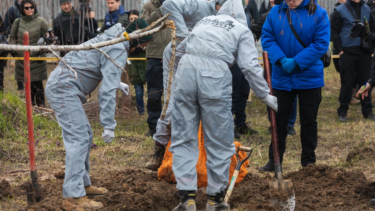 Rusia usa crematorios móviles para eliminar pruebas de crímenes, afirma Servicio de Inteligencia ucraniano