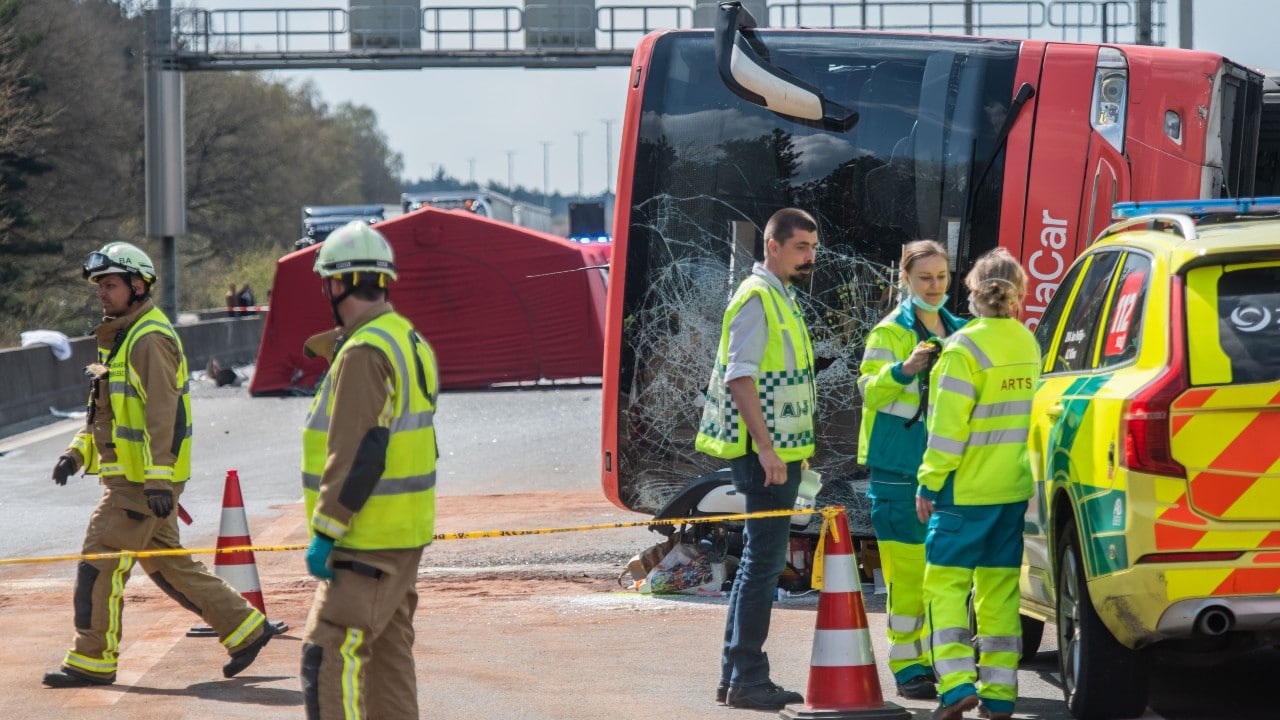 Dos muertos y cinco heridos tras volcadura de autobús en Bélgica