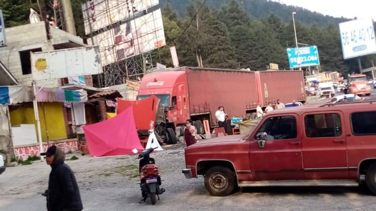 Accidente de tráiler y camioneta en la autopista México-Toluca deja al menos tres muertos