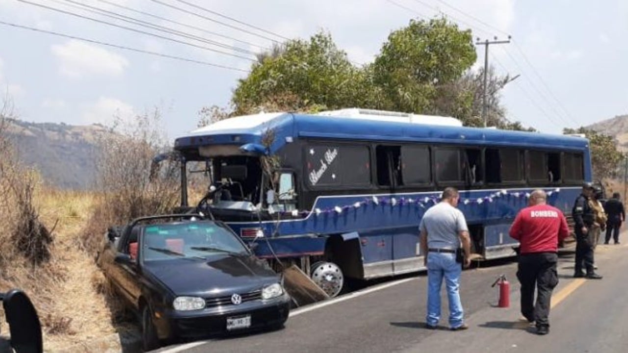 Autobús que transportaba peregrinos provoca choque múltiple en Malinalco, Estado de México