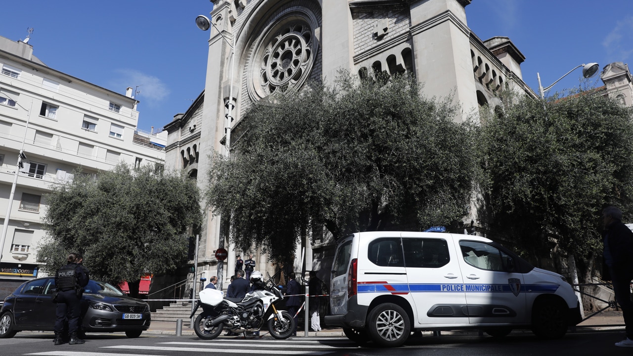 policías se paran frente a la iglesia Saint-Pierre-d'Arene después de un ataque con cuchillo contra un sacerdote en Niza, Francia