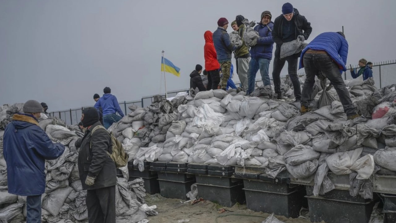 Misiles rusos destruyen pista de aterrizaje del aeropuerto en Odesa, Ucrania