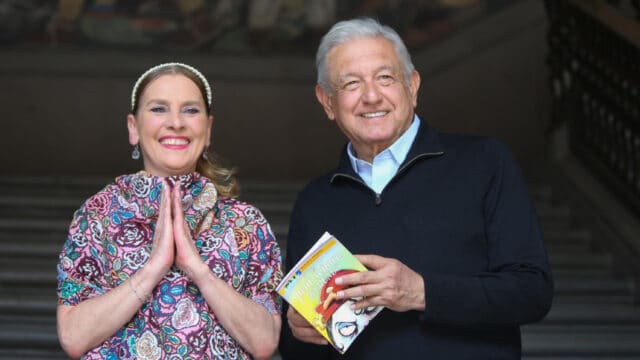 Fotografía que muestra al presidente Andrés Manuel López Obrador (AMLO) y su esposa Beatriz Gutiérrez Müller. Fuente:
