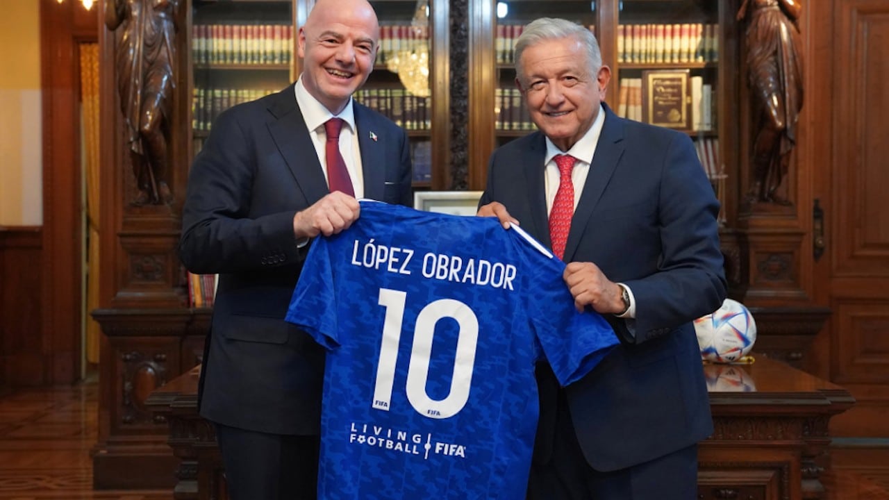 Gianni Infantino, presidente de la FIFA, junto al presidente de México, Andrés Manuel López Obrador, en Palacio Nacional (Twitter: @lopezobrador_)