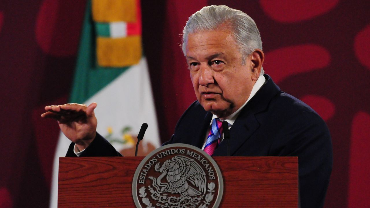 Andrés Manuel López Obrador, presidente de México, dialoga con la prensa durante la conferencia mañanera.
