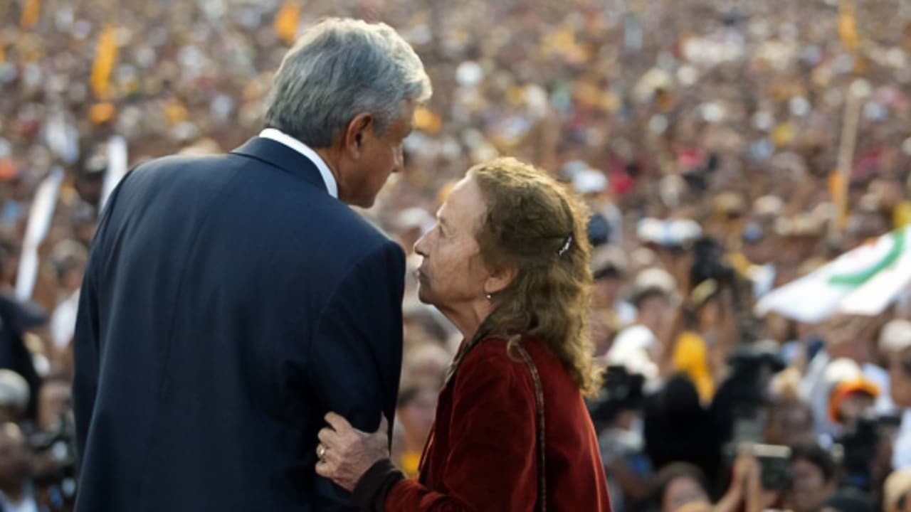 El presidente Andrés Manuel López Obrador (AMLO) es toado del brazo por Rosario Ibarra de Piedra.