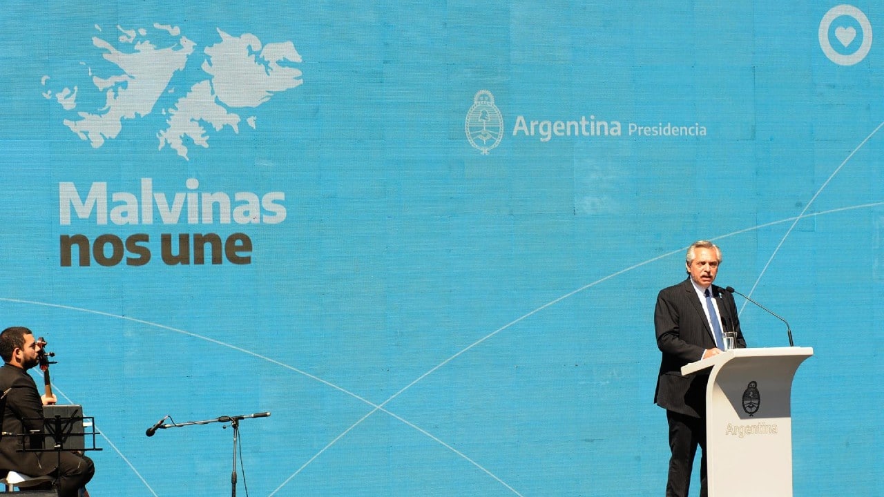 Argentina pide retirar presencia militar de Reino Unido en las islas Malvinas.