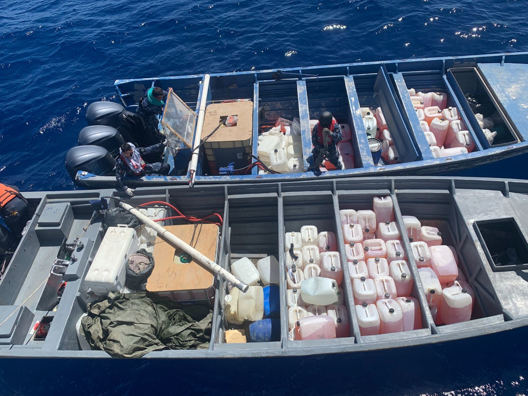 La Secretaría de Marina-Armada de México aseguró aproximadamente cuatro mil litros de combustible ilegal en la costa de Manzanillo, Colima.
