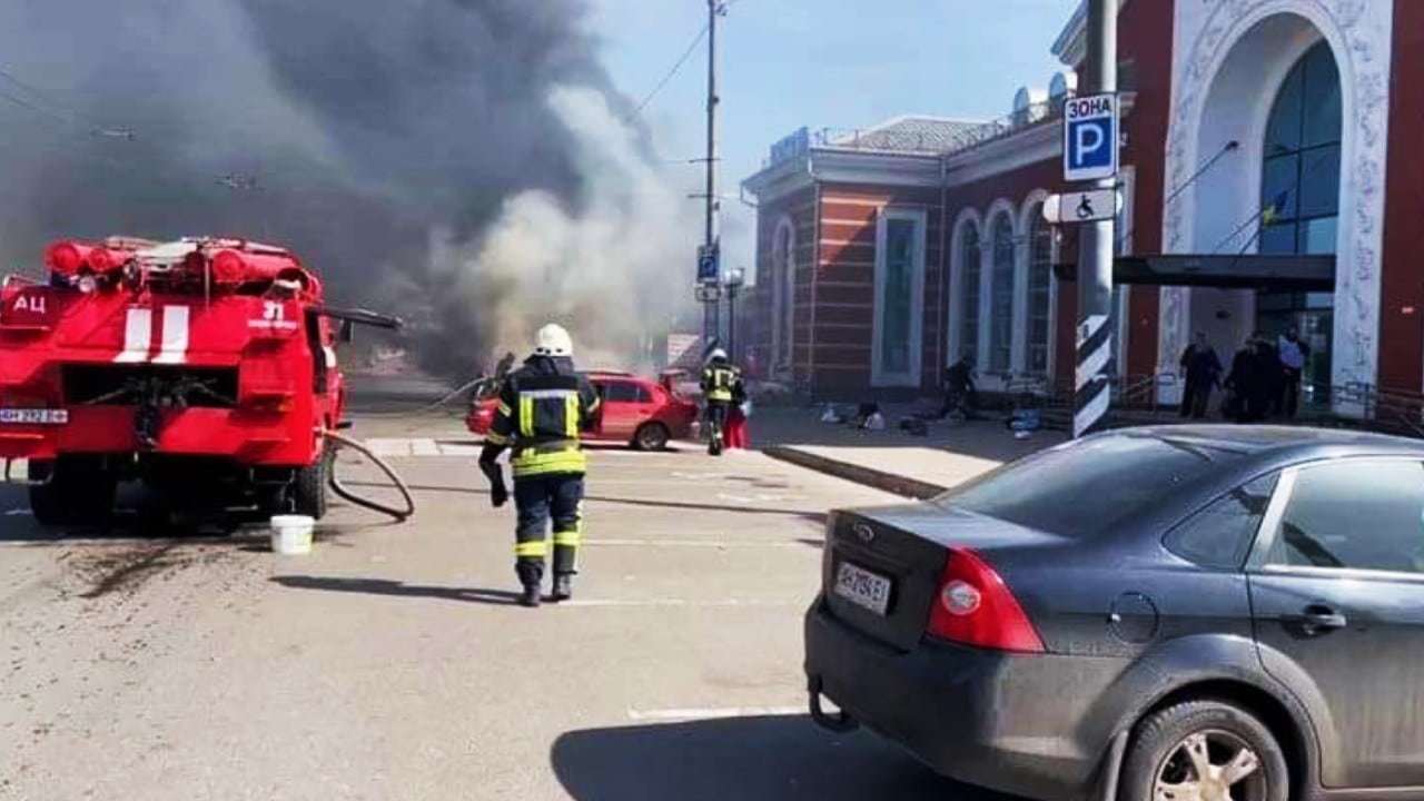 Atacan estación de tren en Kramatorsk, al este de Ucrania 