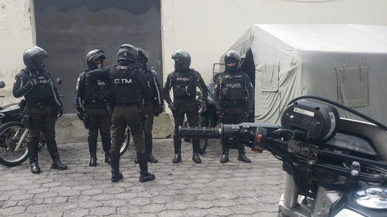 Autoridades vigilan inmediaciones de penal en Quito, Ecuador (Twitter: @PoliciaEcuador)