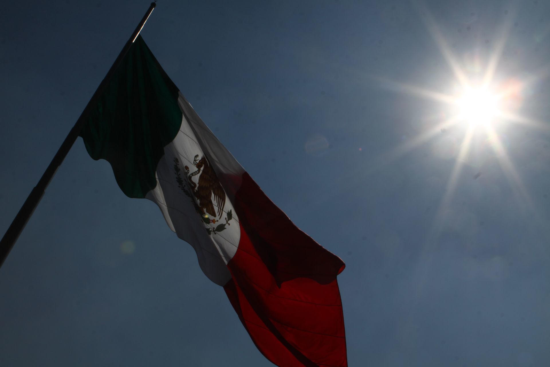 La Bandera Nacional ondea en el asta que se encuentra en el Zócalo capitalino (Cuartoscuro)