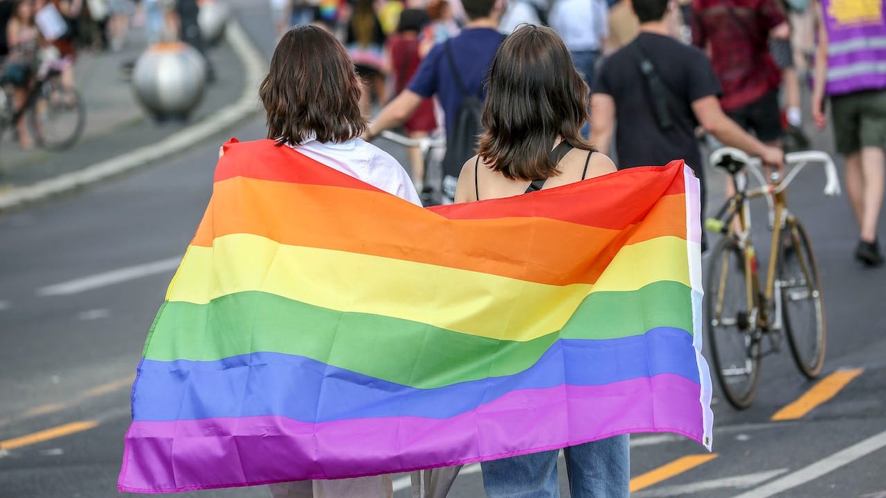Mujeres sostienen bandera LGBT (Getty Images)