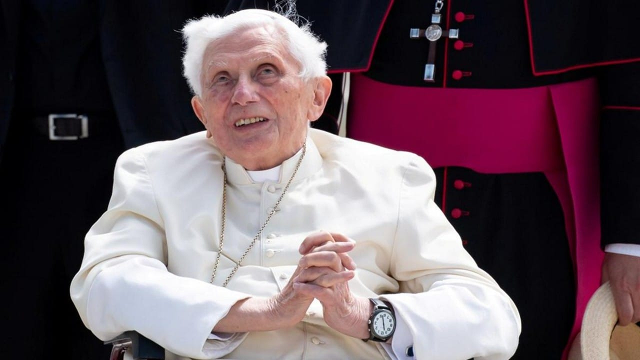 Benedicto XVI cumple 95 años, débil fisicamente pero con lucidez